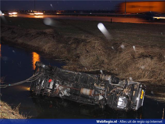 2009/308/auto-schiet-van-a5-de-sloot-in-hoofddorp-2[1].jpg